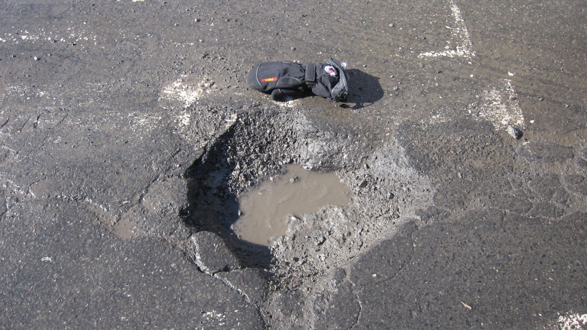File:Pothole in Villeray, Montréal.jpg
