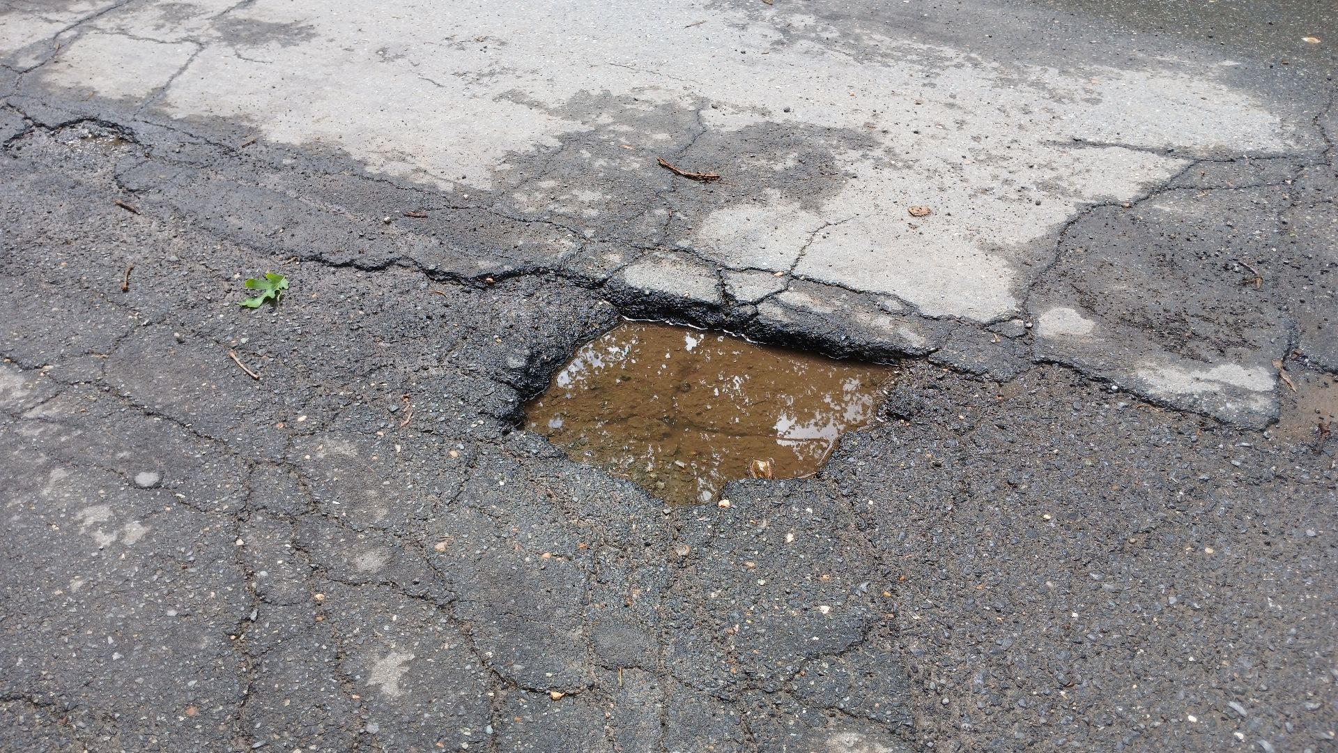 File:Pothole in Potomac after rain.jpg