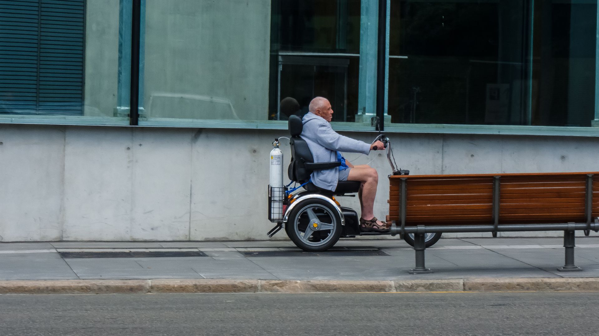 File:Tricycle scooter with gas bottles Roma St Brisbane P1280051.jpg