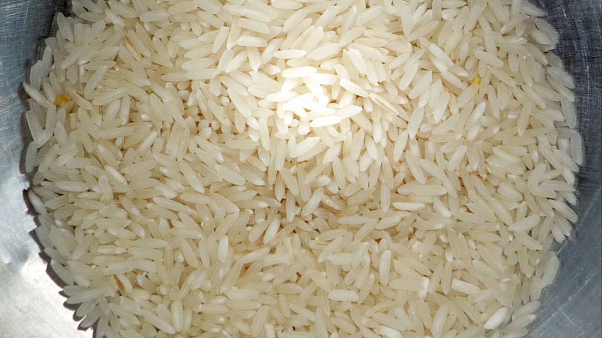 A bowl containing rice grains (Long).