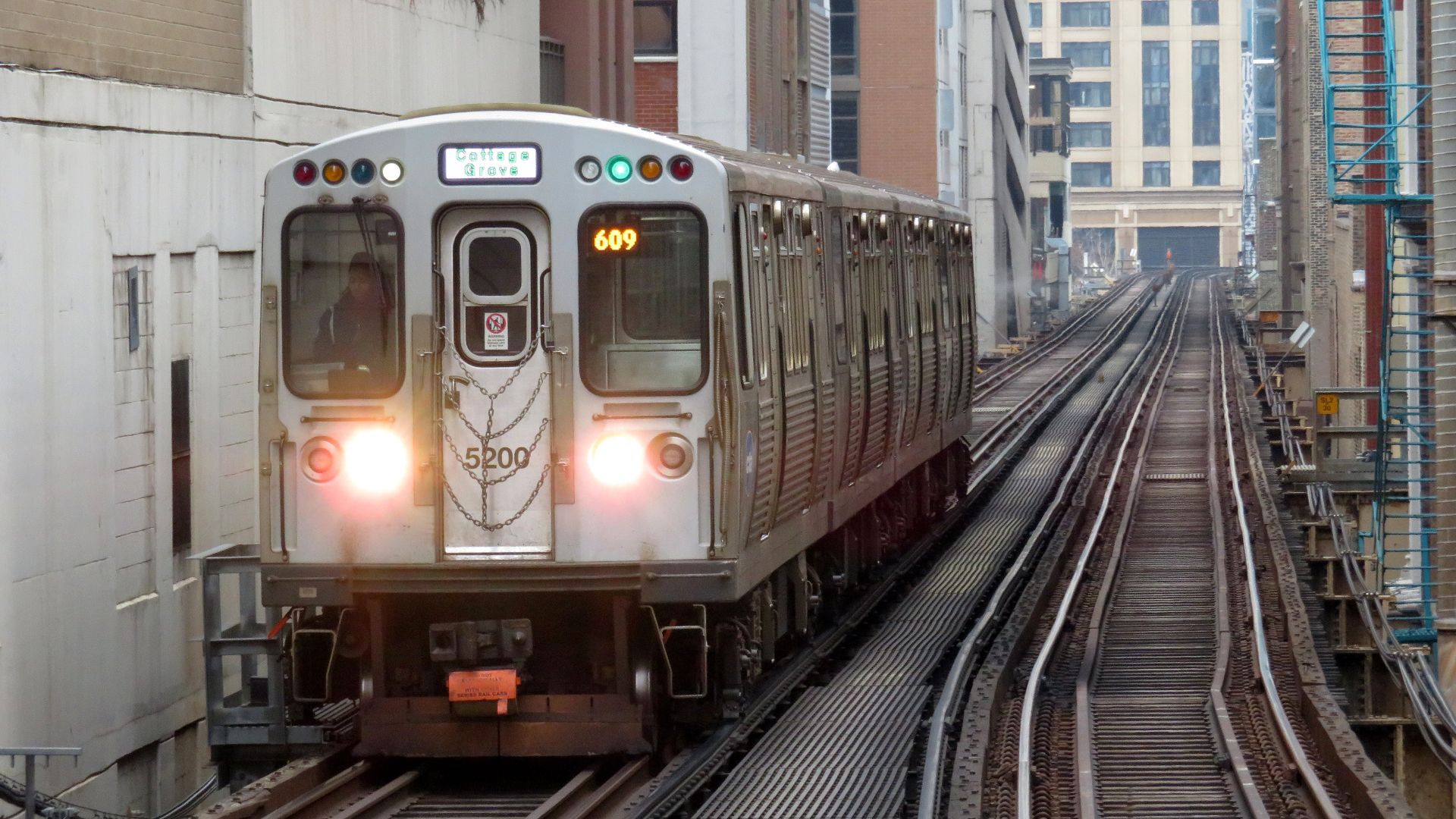 A Cottage Grove-bound Green Line train approaching Roosevelt station in December 2018