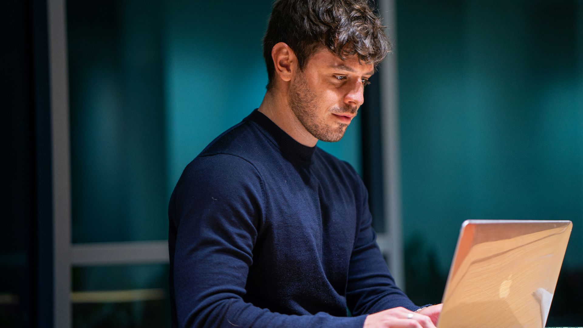 man in black long sleeve shirt using macbook