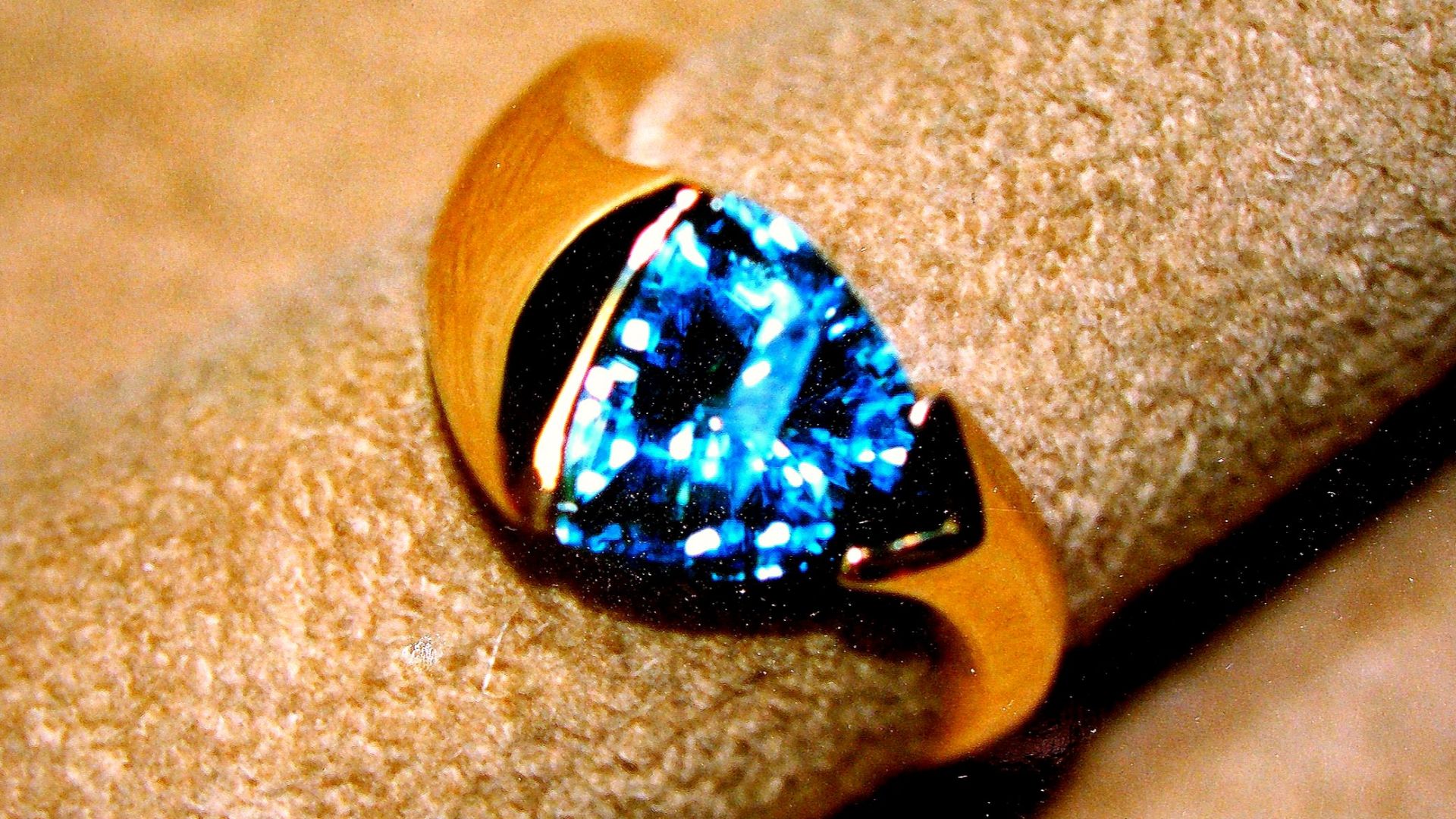 Precision faceted sky blue (treated) topaz in another classic right hand figure eight design