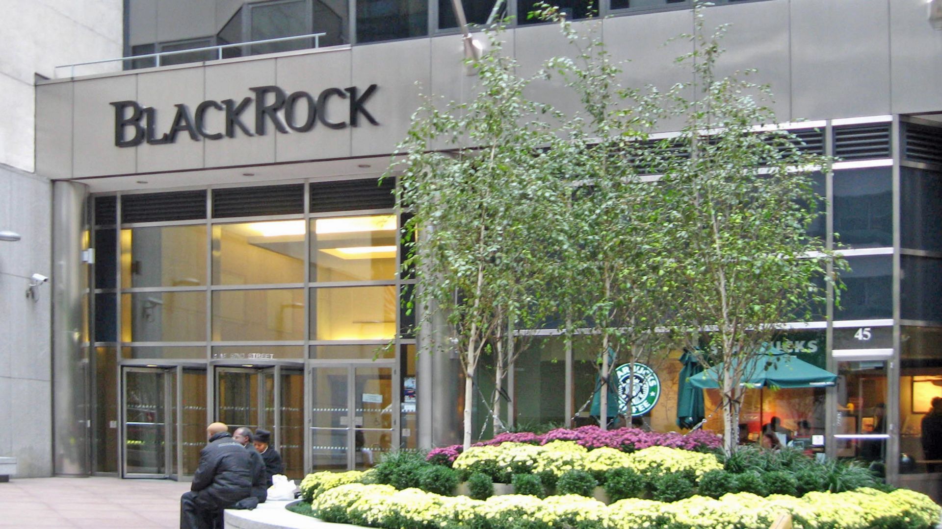 Looking north from East 51st Street at HQ entrance of en:BlackRock
