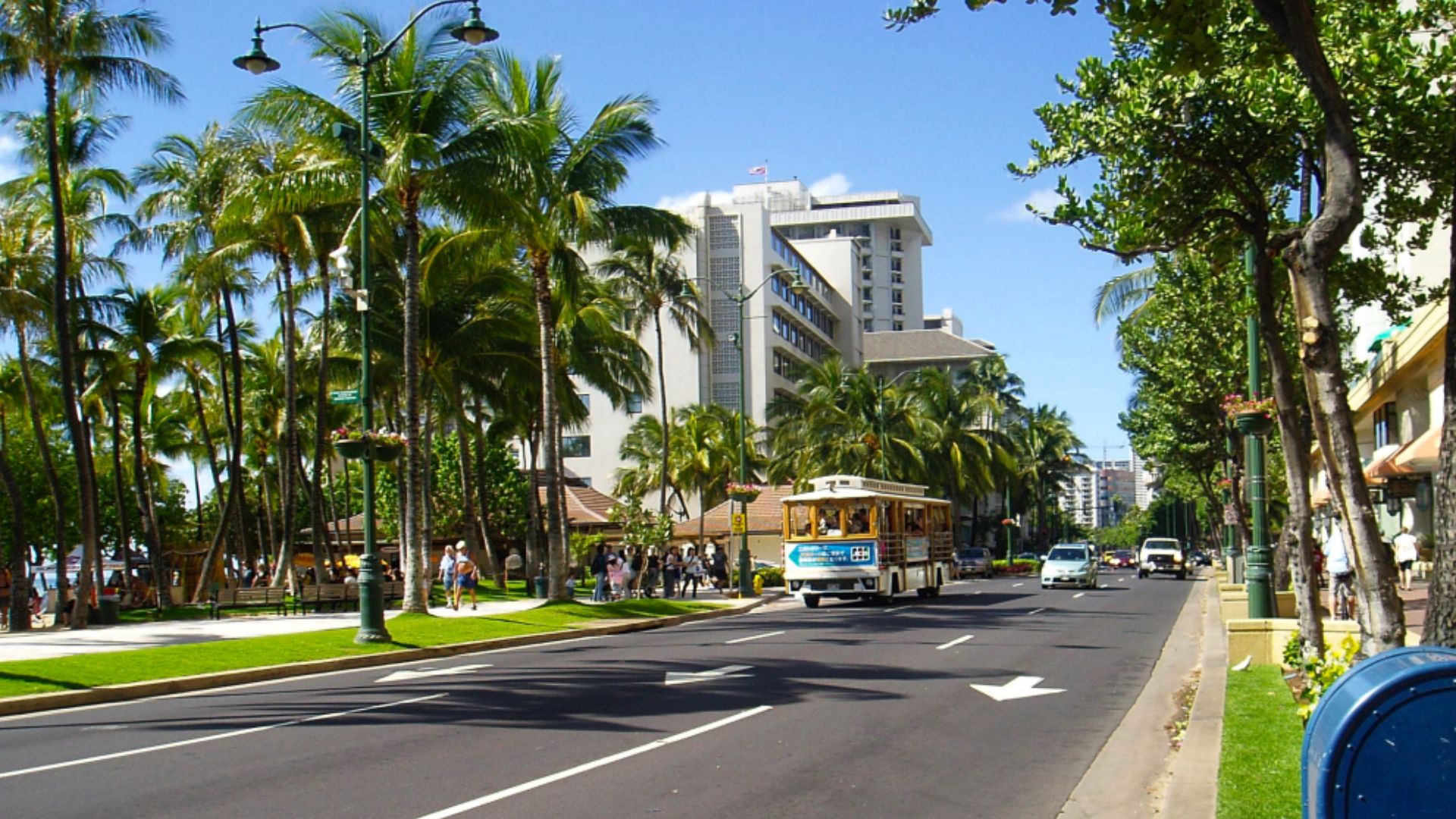 Looking west up Kalakaua Avenue from Uluniu Avenue intersection