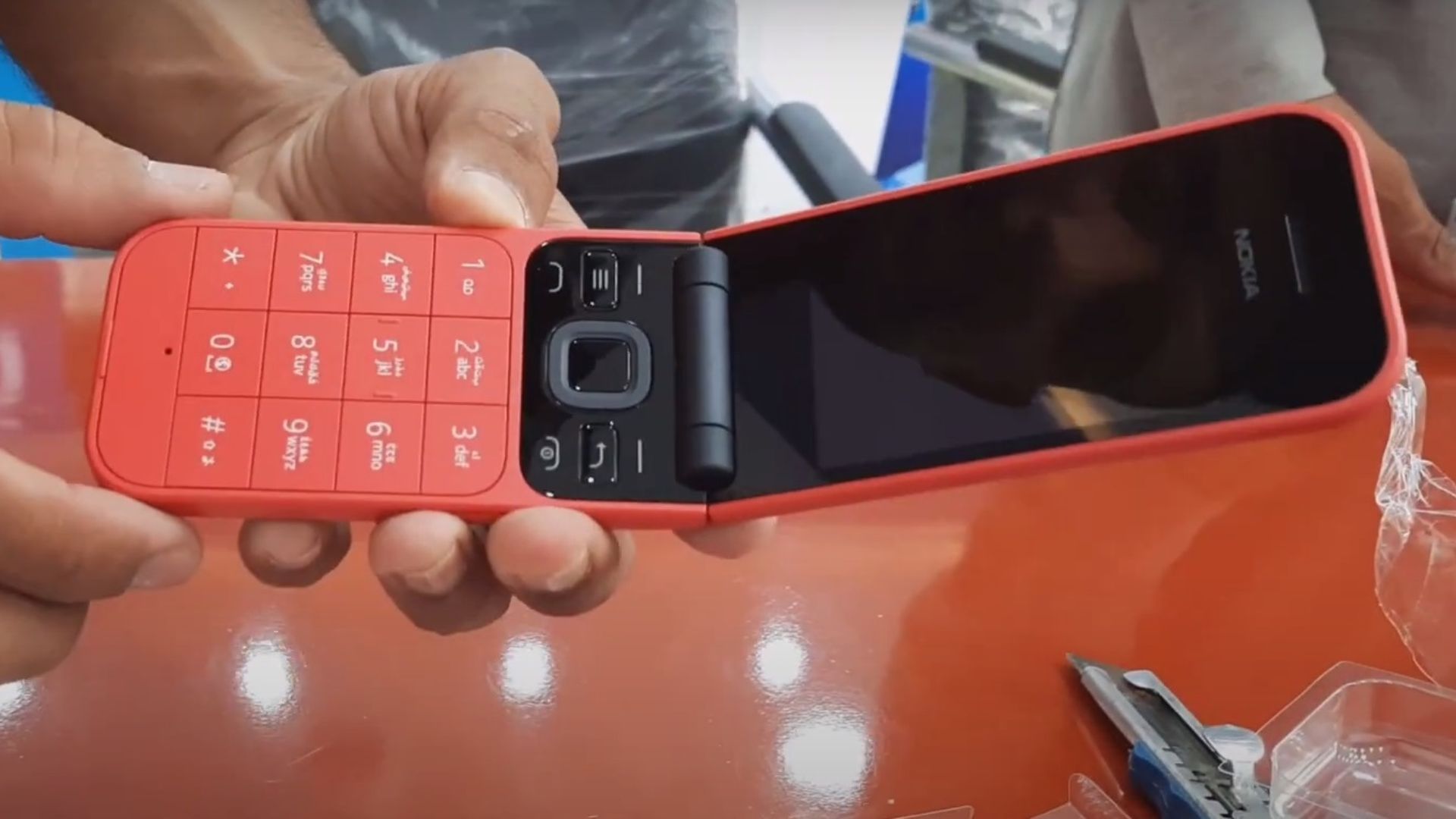 Кнопочный телефон - полусмартфон на операционной системе KaiOS