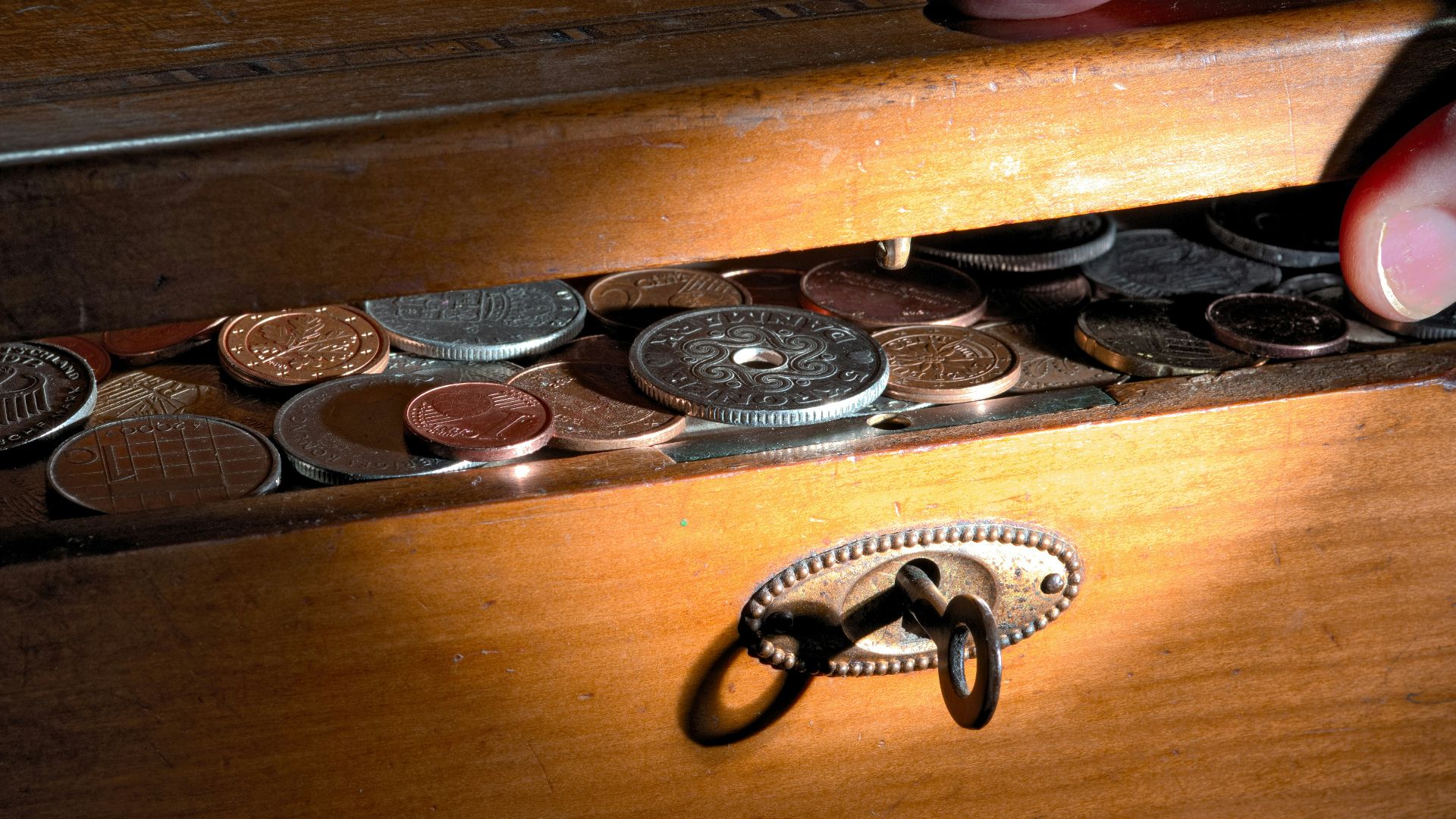silver and gold round coins