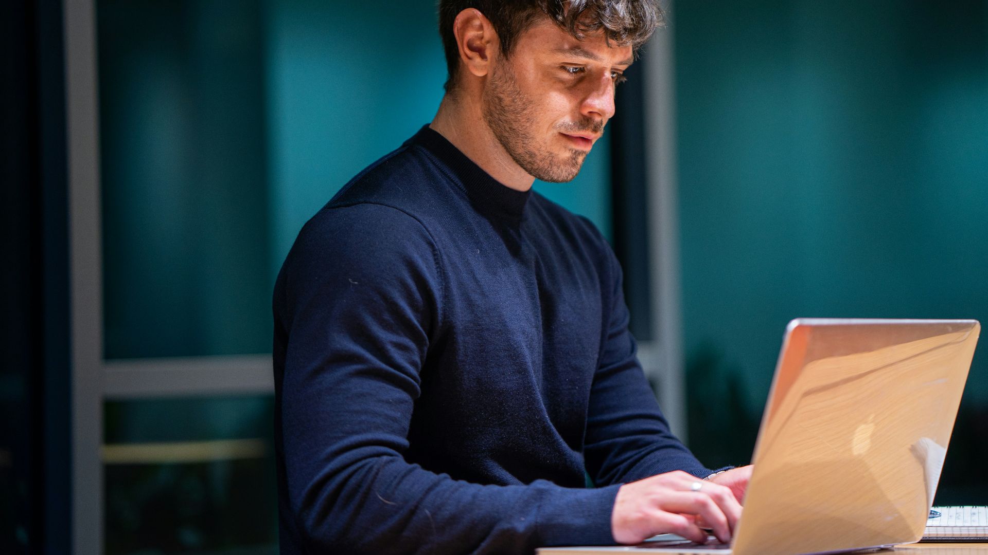 man in black long sleeve shirt using macbook