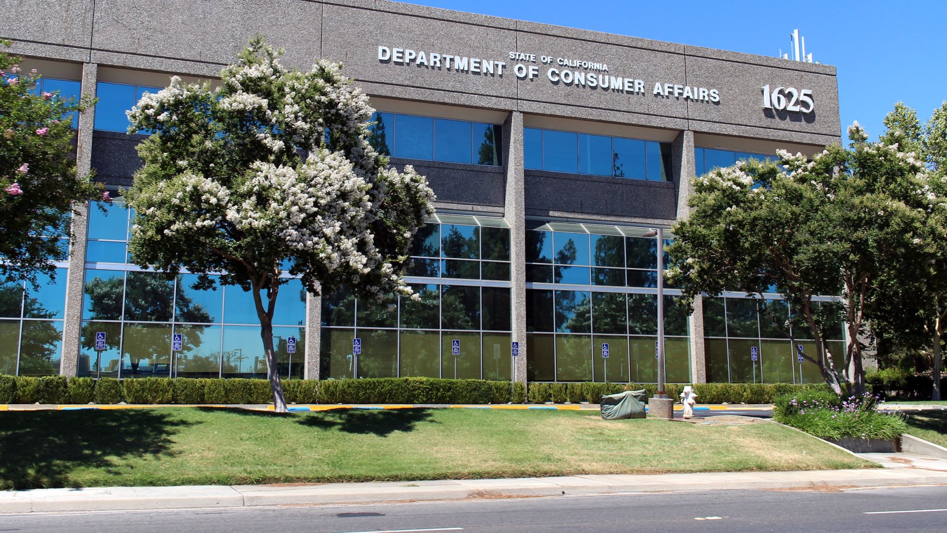 1625 Market Boulevard in Sacramento, California.  At the time this photo was taken, this office building was home to the headquarters of the California Department of Consumer Affairs. Photographed by user Coolcaesar on July 5, 2021.