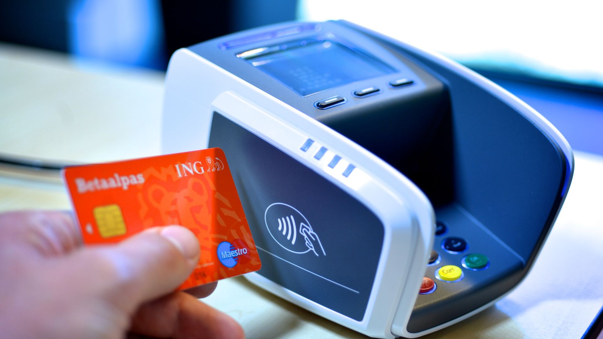 Een pinautomaat met NFC-chiplezer en pinpas.