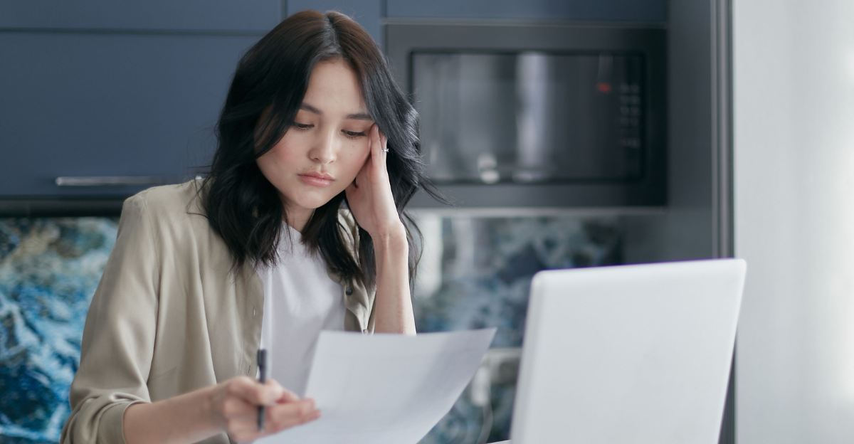 couple-people-laptop-office