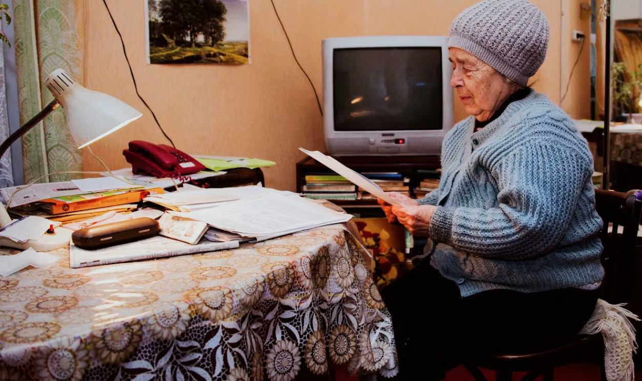 woman reading a magazine