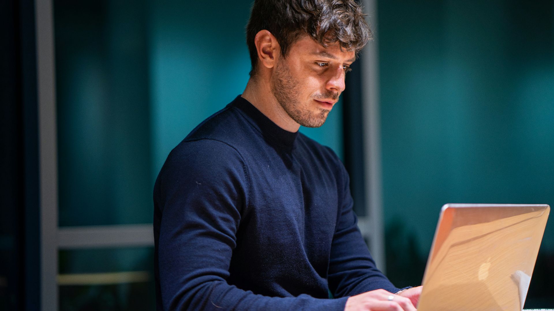 man in black long sleeve shirt using macbook