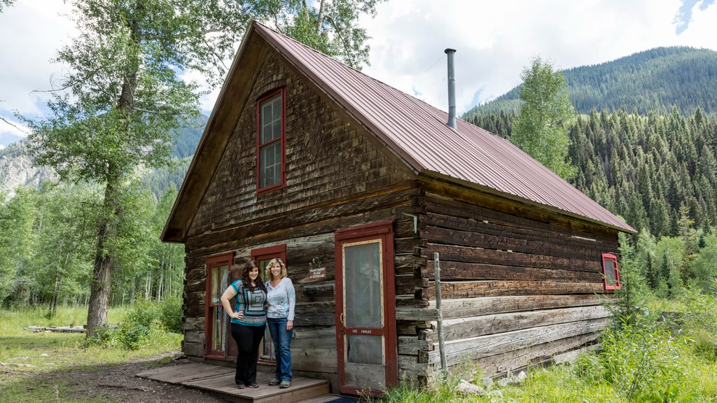 Mirandaheiseandhermotherdebraheisestandinfrontofthecabinwheredebraspenthersummersincrystalcoloradolccn2015633754Tif