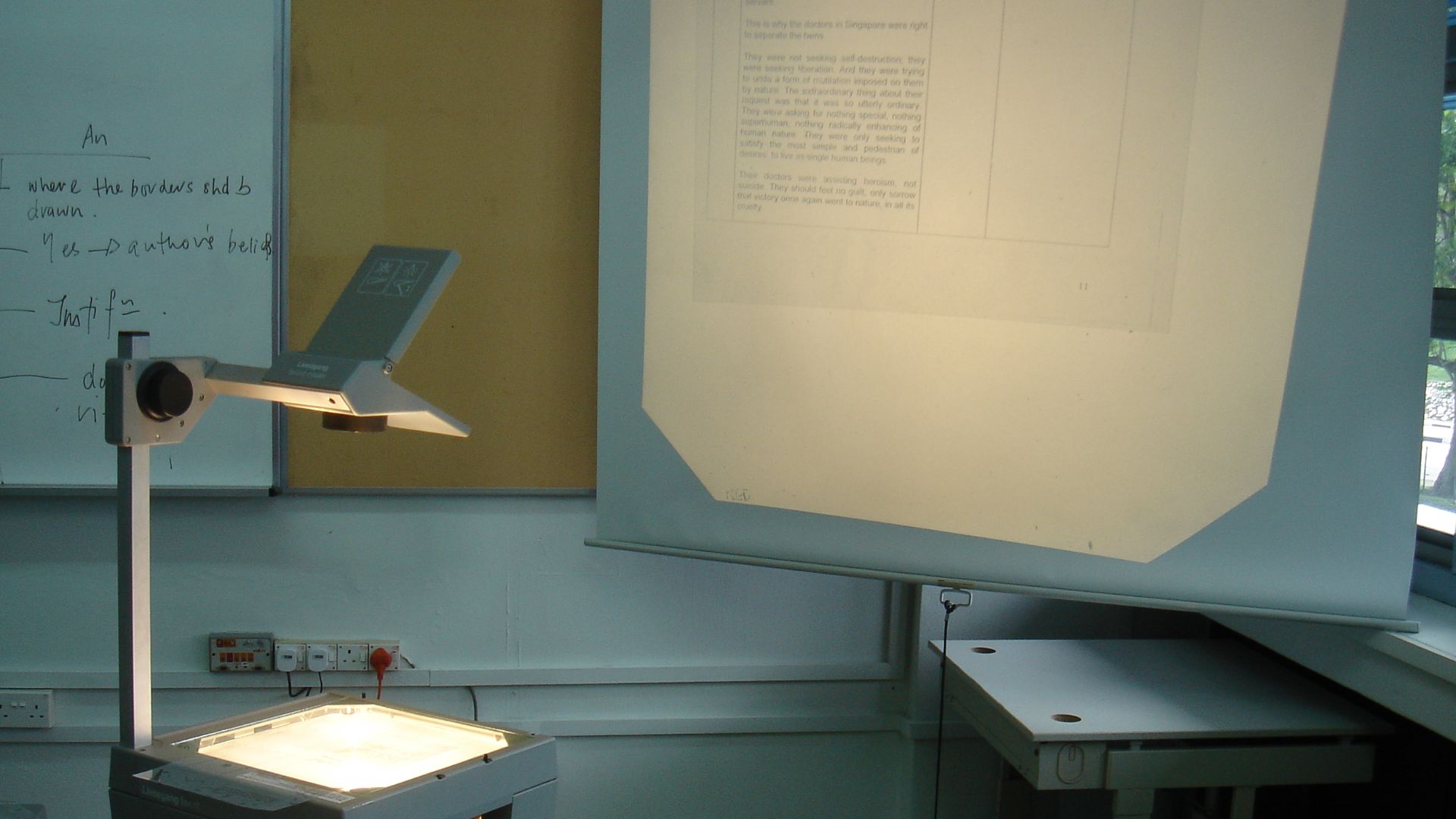 Overhead projector, used during lessons in a classroom. Typ: favorit master 625, made by Liesegang, Düsseldorf.