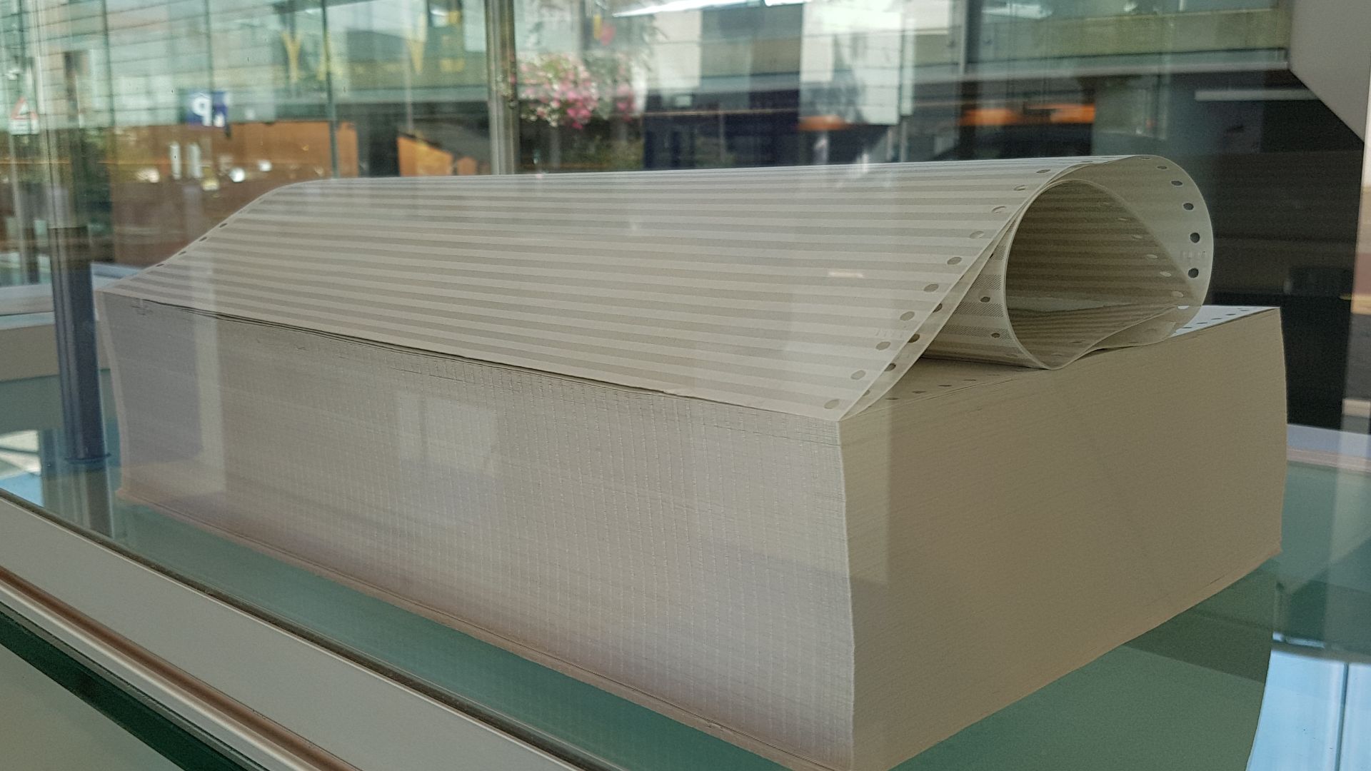 Kettingpapier, geperforeerd - of doorlopend papier voor een printer. Gefotografeerd tijdens CODA Paper Art 2025 in CODA Museum Apeldoorn