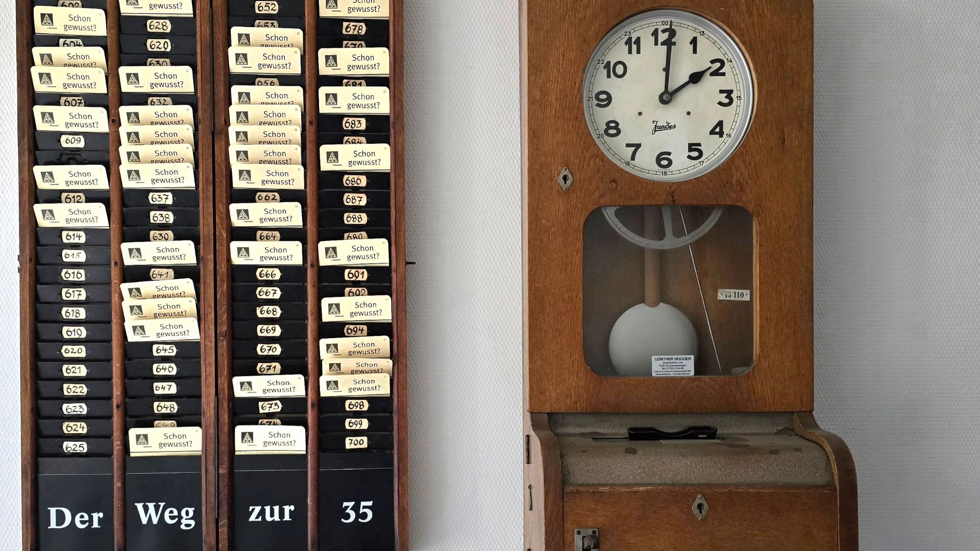 Die historische Arbeitszeit-Erfassungs-Anlage (Stempeluhr) mit Uhrwerk der Firma Jundes, installiert im Eingang der IG Metall Bezirksleitung für Niedersachsen und Sachsen-Anhalt im Gewerkschaftshaus Postkamp 12 in Hannover ist eine Dauerleihgabe von Ulric
