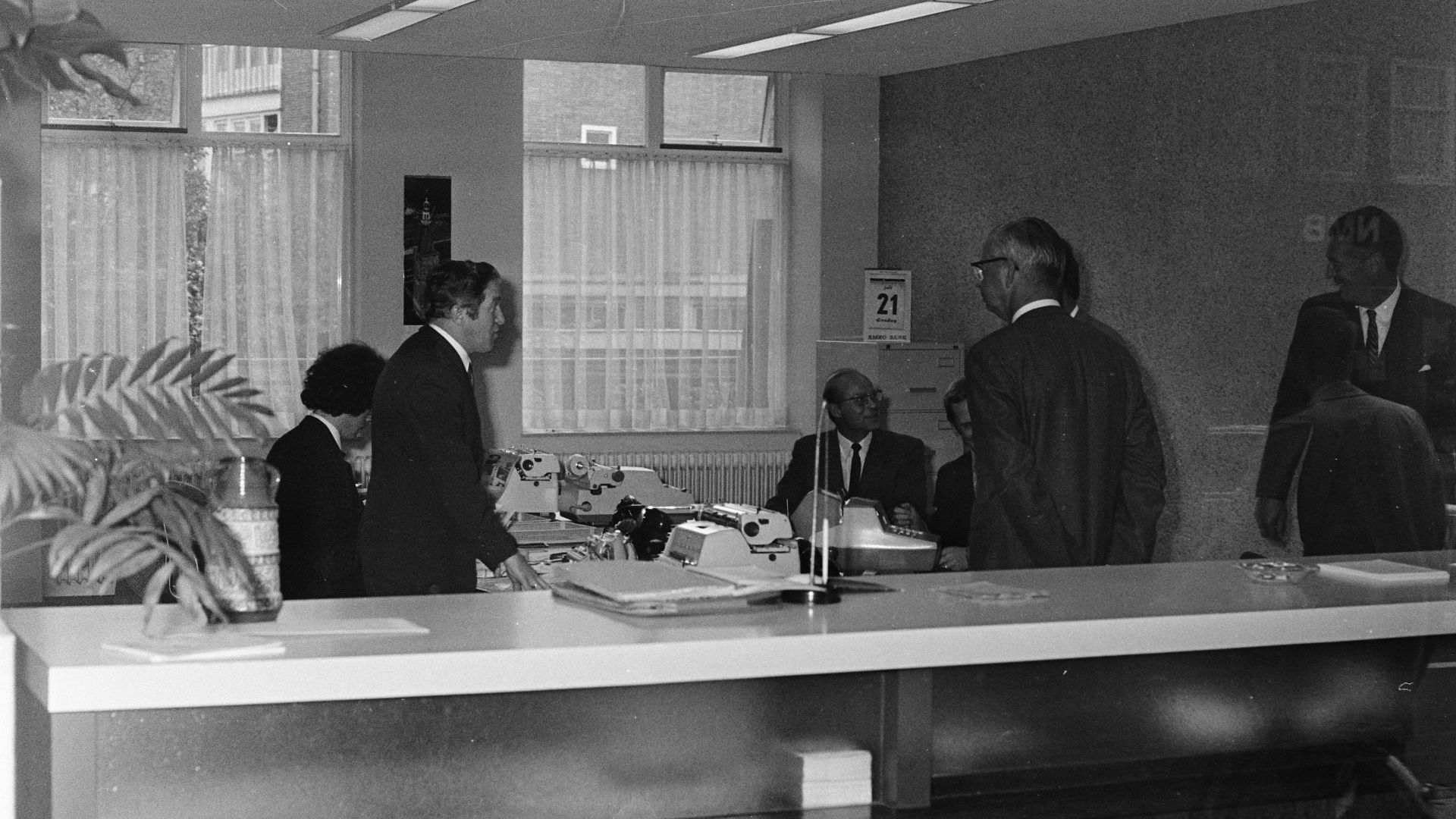 Collectie / Archief : Fotocollectie Anefo
Reportage / Serie : [ onbekend ]
Beschrijving : Roofoverval bij Amro-bank, Beethovenstraat, Amsterdam; bankemployes en politie en burger na de overval in de bank
Datum : 21 juli 1970
Locatie : Amsterdam, Noord-Hol