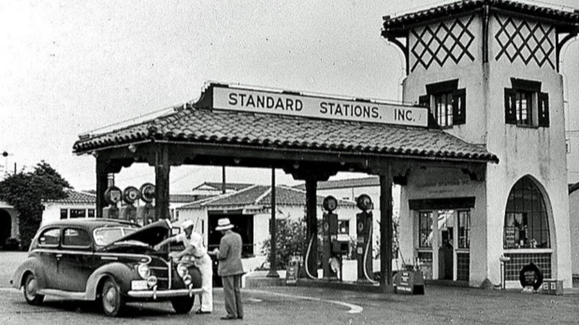 This is a 1939 photograph of a Standard Stations filling station in California. It is available at http://i40.servimg.com/u/f40/17/50/25/16/gas_st16.jpg - It shows one of the independent gas stations that the WP article Standard Oil Co. v. United States c