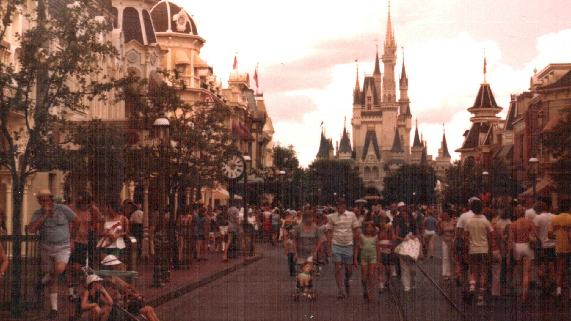 Live in Florida, august, 1977, United States of America. Disneyland.. Published under Creative Commons in the Metapolisz DVD line.