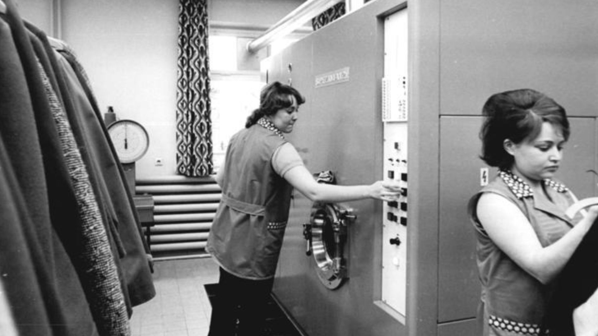For documentary purposes the German Federal Archive often retained the original image captions, which may be erroneous, biased, obsolete or politically extreme. Dommitzsch-Trossin, Blick in die Reinigung
ADN-ZB Gahlbeck 26.2.75-gü Bez. Leipzig: Eine große
