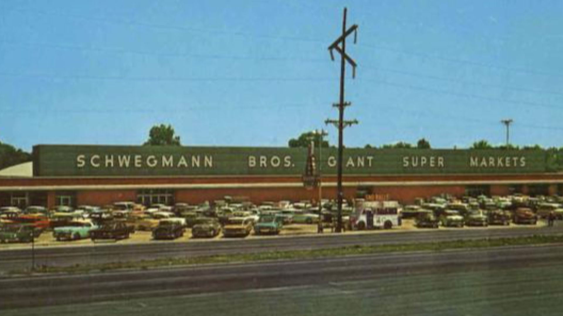 Schwegman Bros Giant Super Market outside of New Orleans on Airline Highway, Metairie, Louisiana

Text on back:

SCHWEGMANN BROS GIANT SUPER MARKET

Located on Air Line Highway just out of New Orleans. This store has 100,000 square feet of space and a par