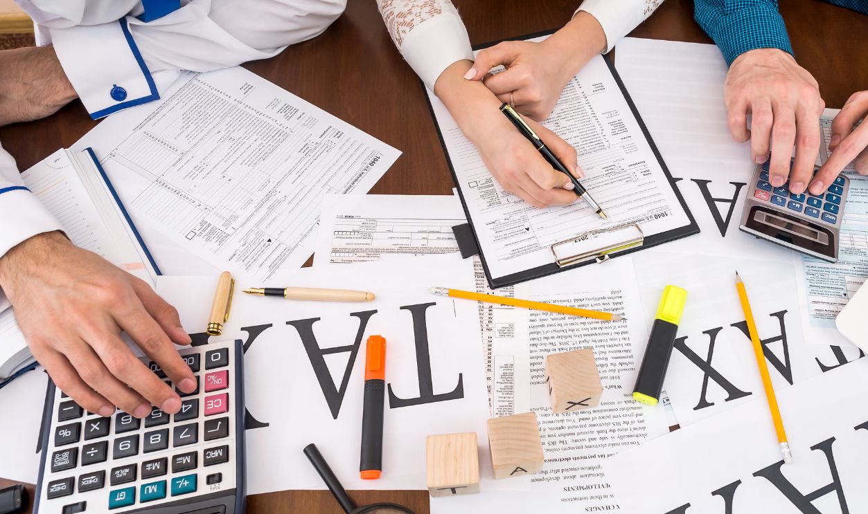 Woman filling 1040 form with advisors help