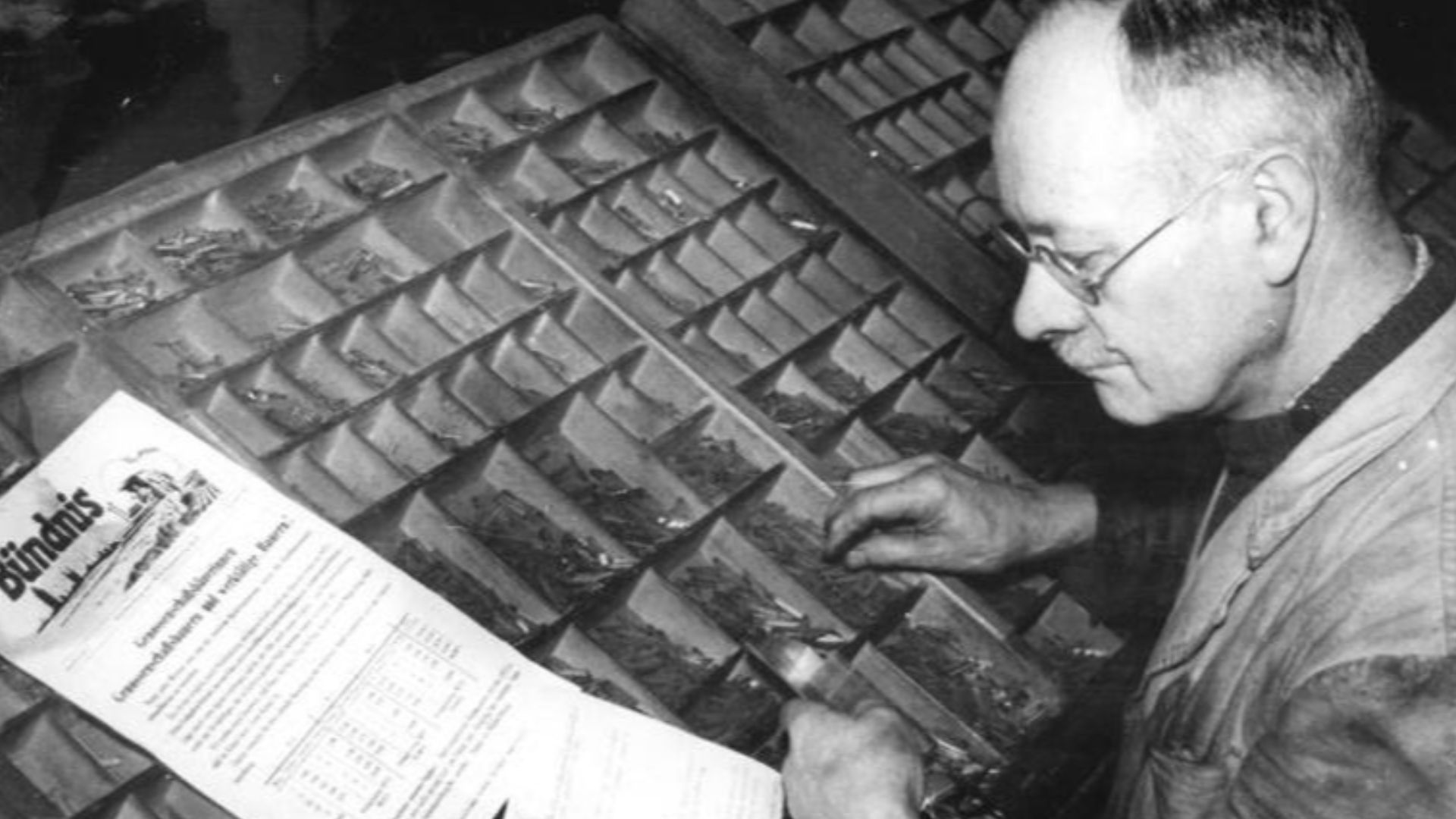 For documentary purposes the German Federal Archive often retained the original image captions, which may be erroneous, biased, obsolete or politically extreme. MTS Magdeburg-Südwest, Setzen einer Dorfzeitung
Zentralbild Biscan 10.12.1954 Dorfzeitung zur 