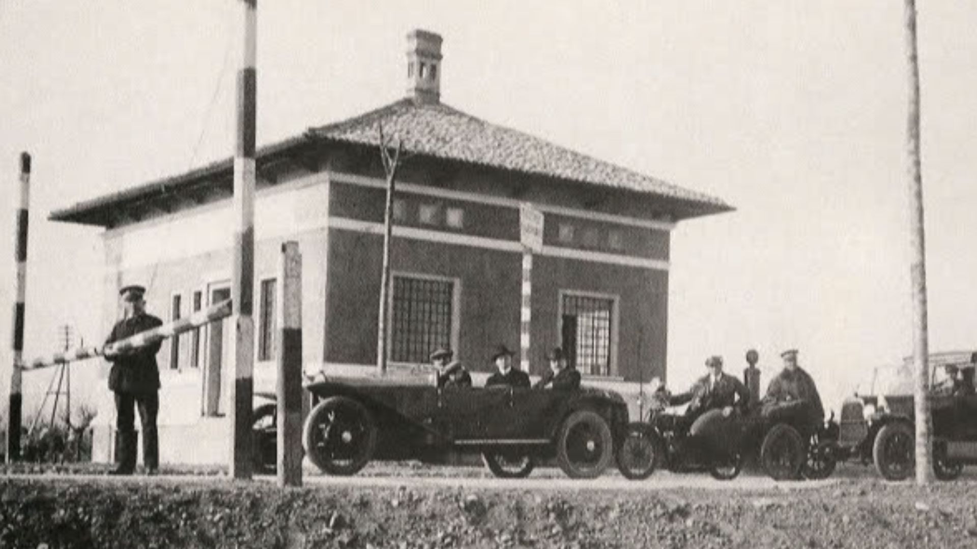King Vittorio Emanuele III di Savoia in a Lancia Trikappa at the opening of the Autostrada dei Laghi on September 21, 1924. This is at the toll booth area in Milano, where the autostrada began. Also in the car is Piero Puricelli (who led the autostrada de