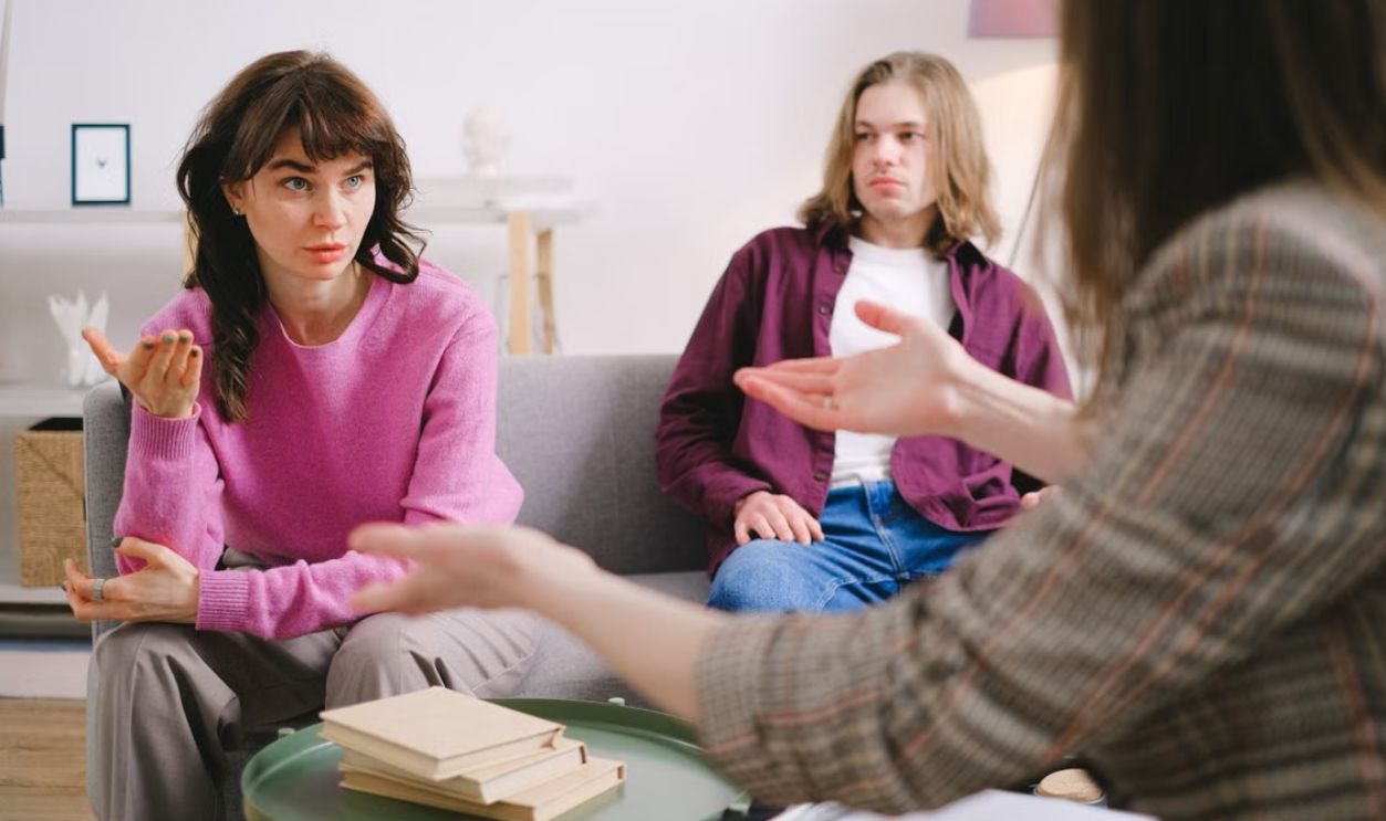 couple talking with a professional 