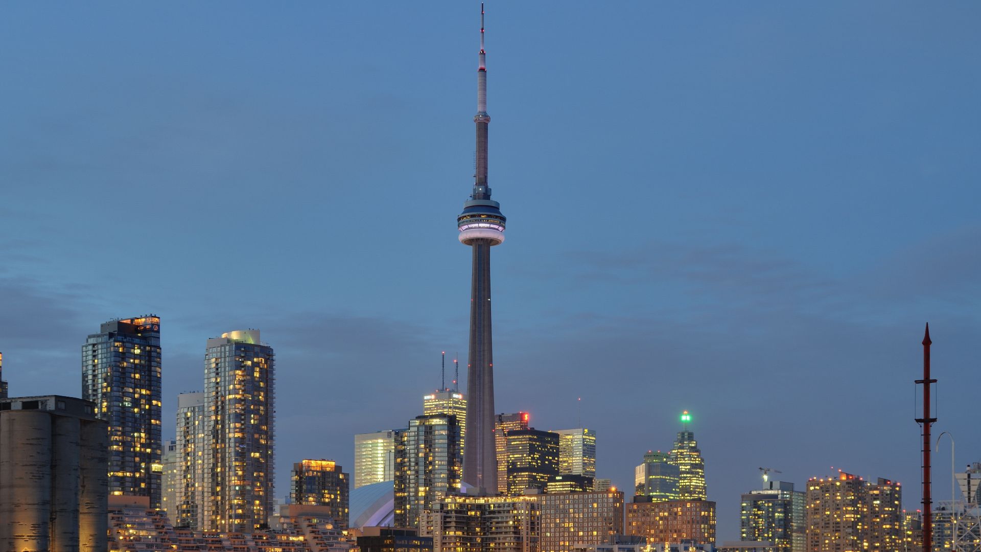 Toronto: Skyline at night.