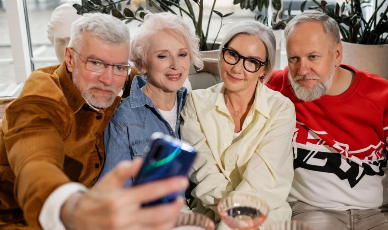 elderly friends 