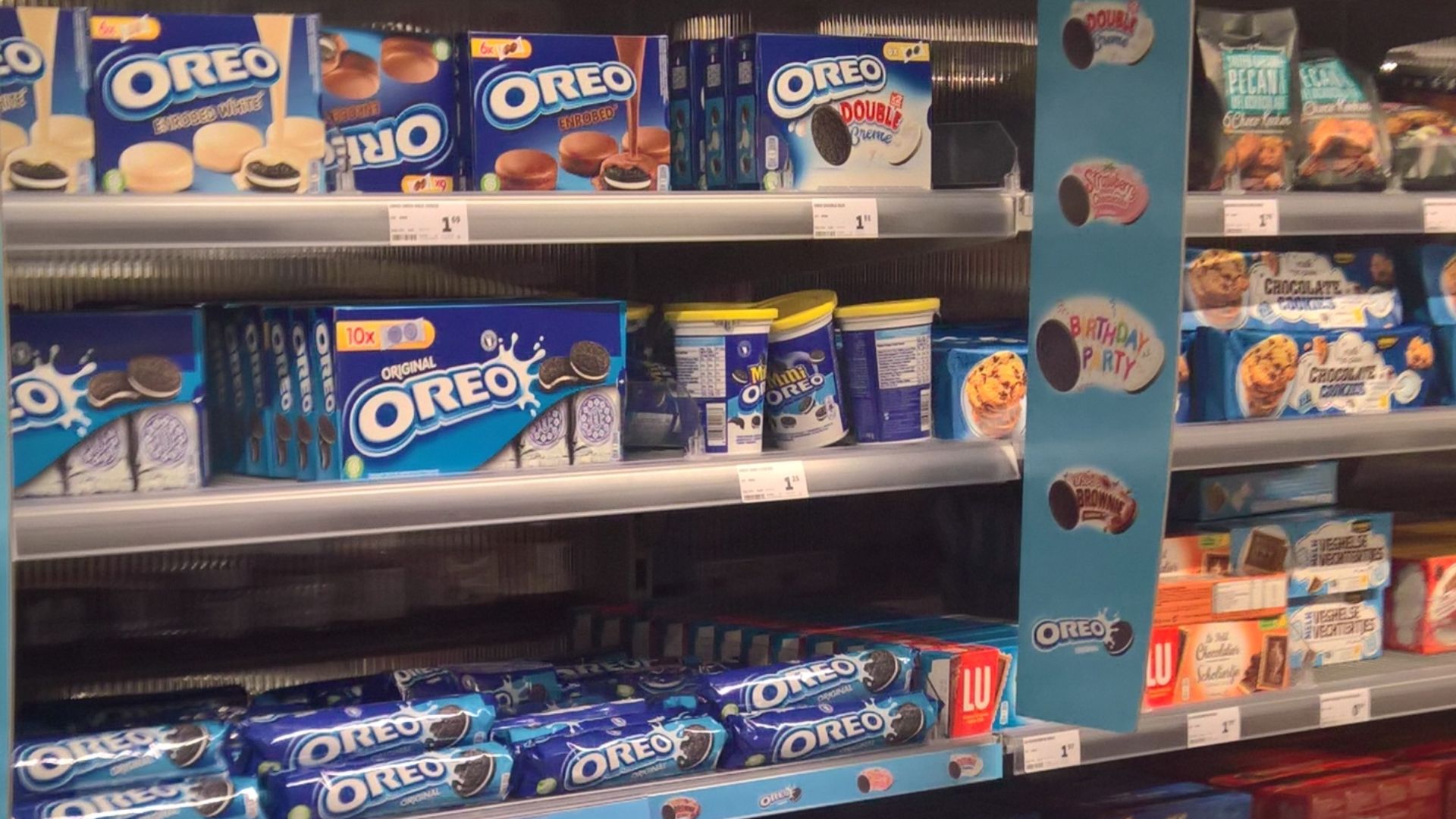 Oreos celebrating the fact that they're selling their products for a decade in the Netherlands inside of a Jumbo supermarket 🛒 in the Groninger village of Oude Pekela.