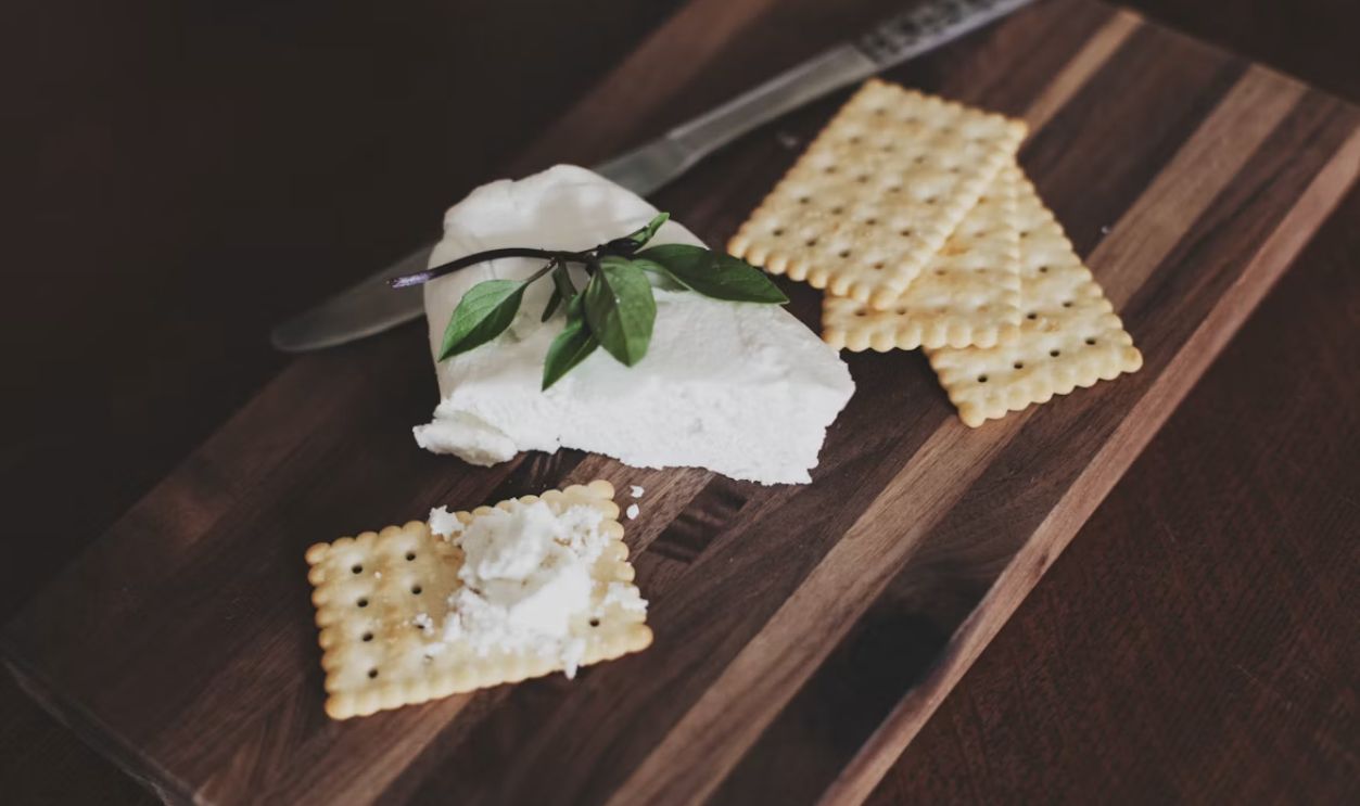 brie and crackers