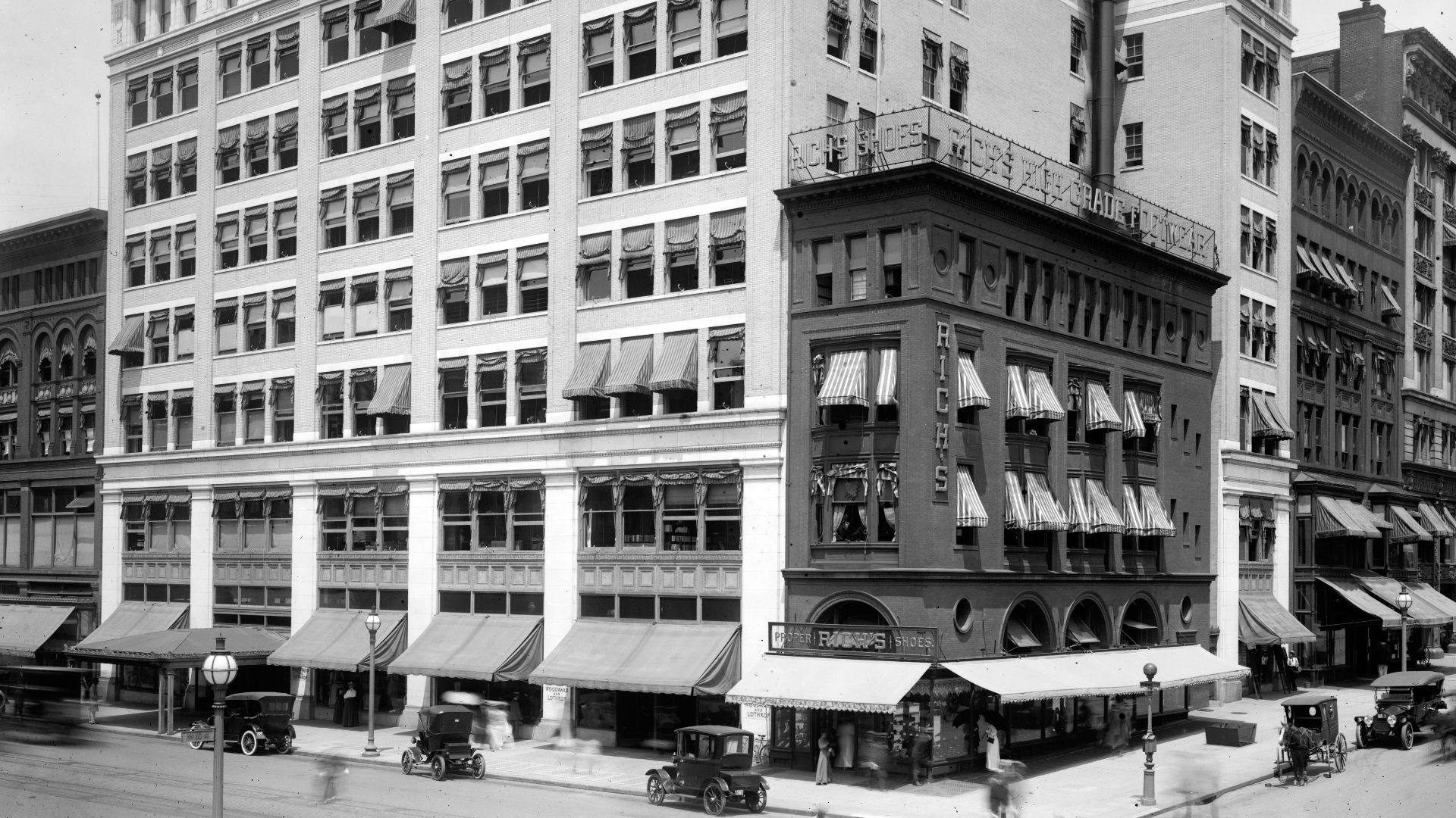 Exterior view of the Woodward & Lothrop flagship store in Washington, looking NW from the intersection of 10th & F Streets NW. The smaller store inset into the corner is Rich's Shoes, which continued in business at the same location at least into the 1950