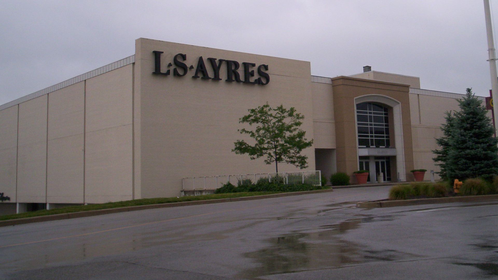 Former L.S.Ayres Store at Glendale Shopping Center in Indianapolis.