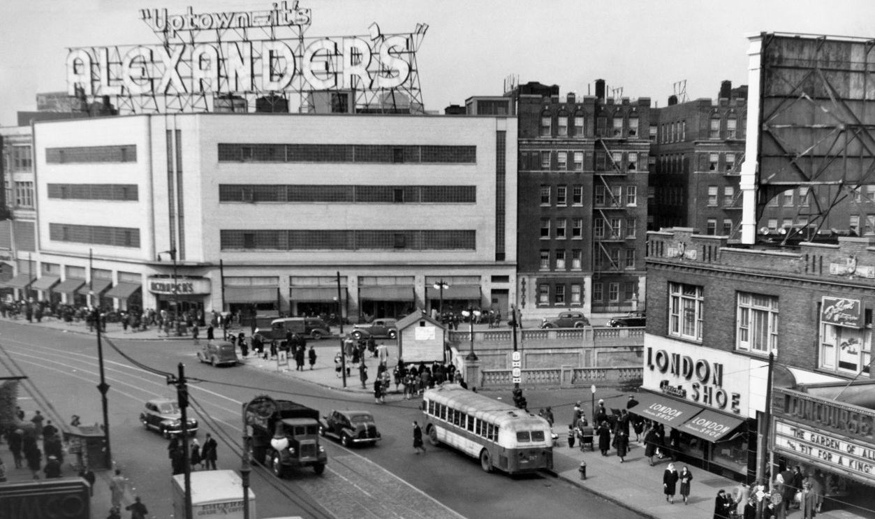 1940s ALEXANDER'S DEPARTMENT STORE IN SHOPPING CENTER JUNCTION OF FORDHAM ROAD BRONX NEW YORK CITY USA