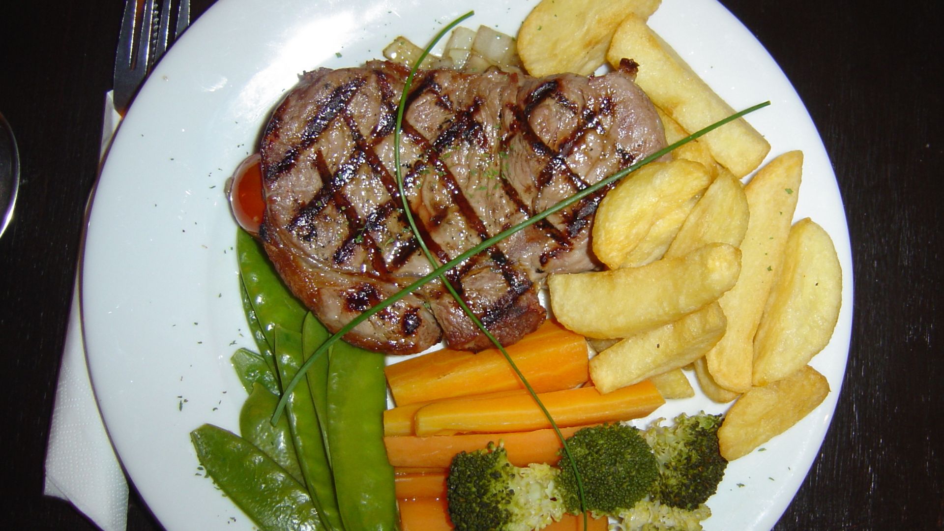 10 oz sirloin steak with chips and vegetables. Photograph by user:SpaceMonkey