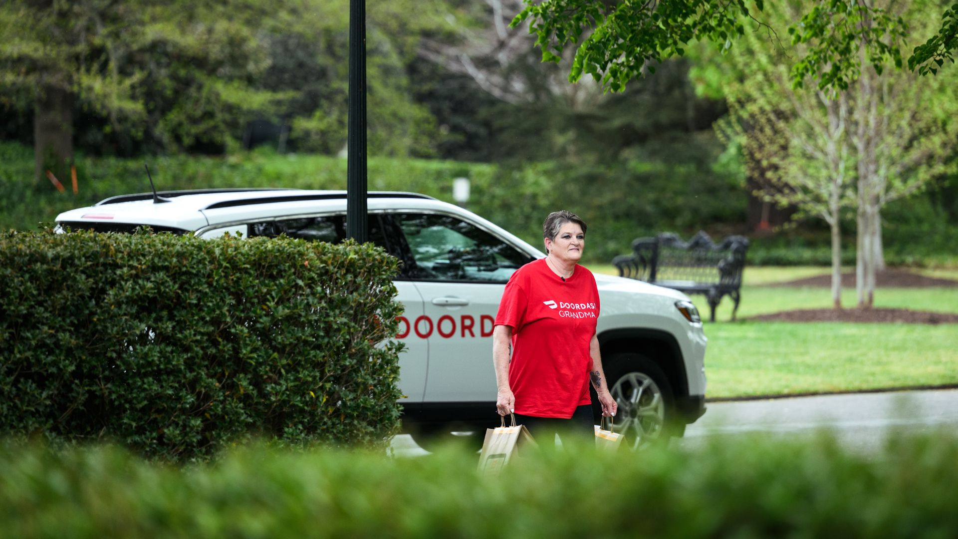 President Donald J. Trump accepts a DoorDash delivery from Sharon Simmons outside of the Oval Office, Monday, April 13, 2026. (Official White House Photo by Daniel Torok)