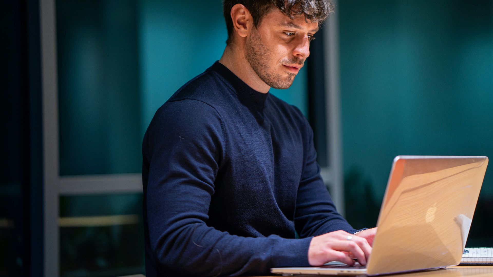 man in black long sleeve shirt using macbook