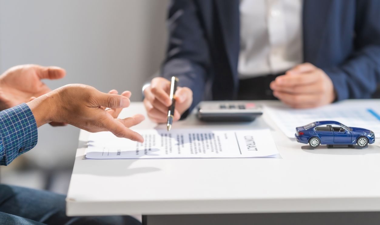 Asian businesswoman specializing in car loan services. Proficient in terms like extended warranty, lease, MSRP, and navigating financing options for customers' automotive needs.