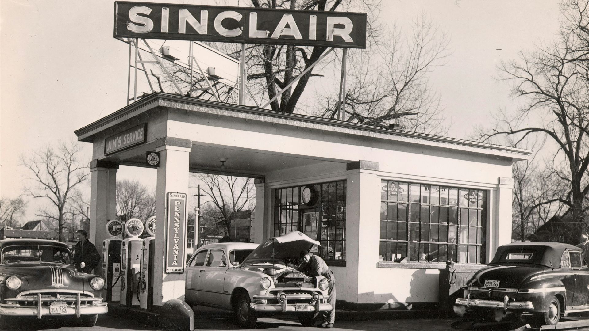 a group of cars parked outside a building