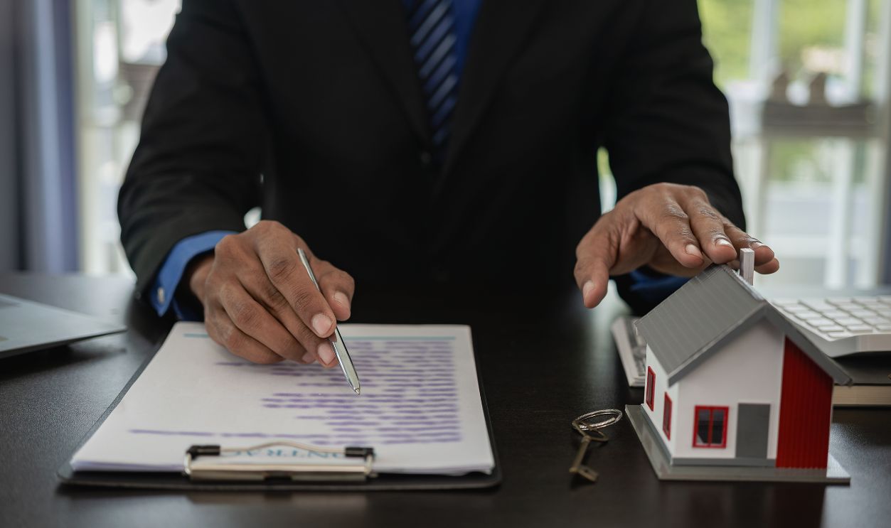 Real estate agents offer homes, insurance brokers advise clients and advise clients on purchasing or renting a home.