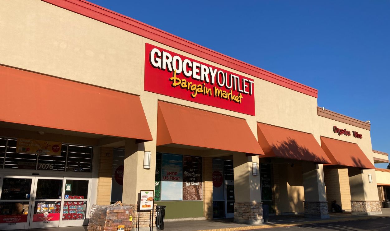 Grocery Outlet Bargain Market discount chain grocery store exterior - California, USA - November 15, 2023