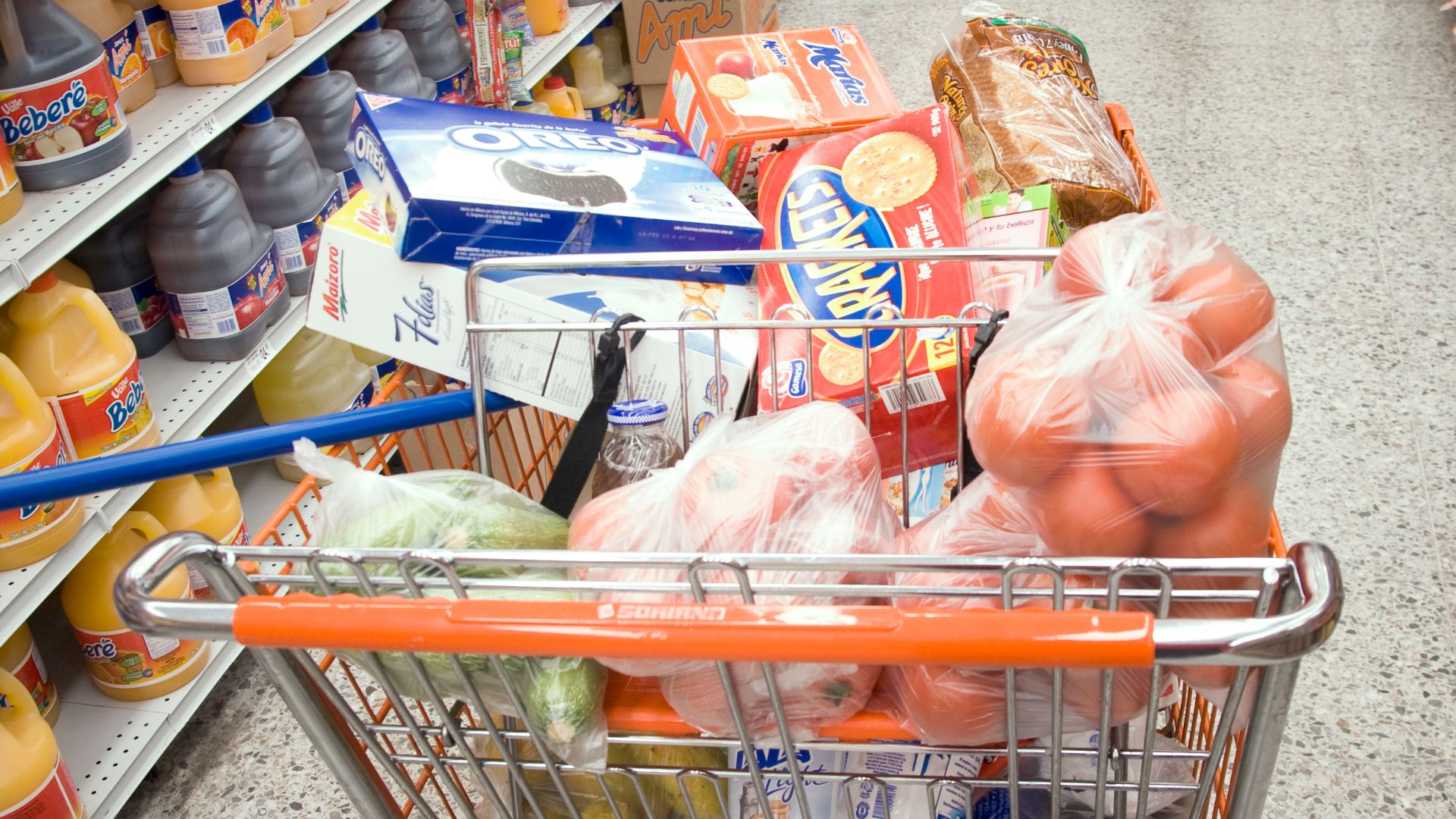 Como si fuera una escena previa a la cena de navidad o de fin de año, decenas y decenas de familias, la mayoría de ellas, sin niños, atiborran las tiendas de autoservicio para comprar cajas de leche y agua embotellada, arroz, frijol, charolas con pollo y 