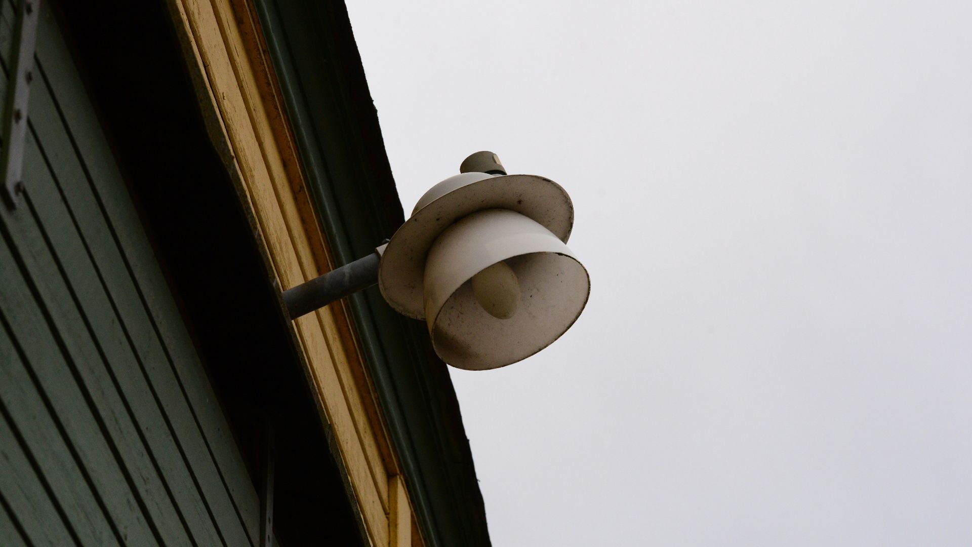 a street light attached to the side of a building