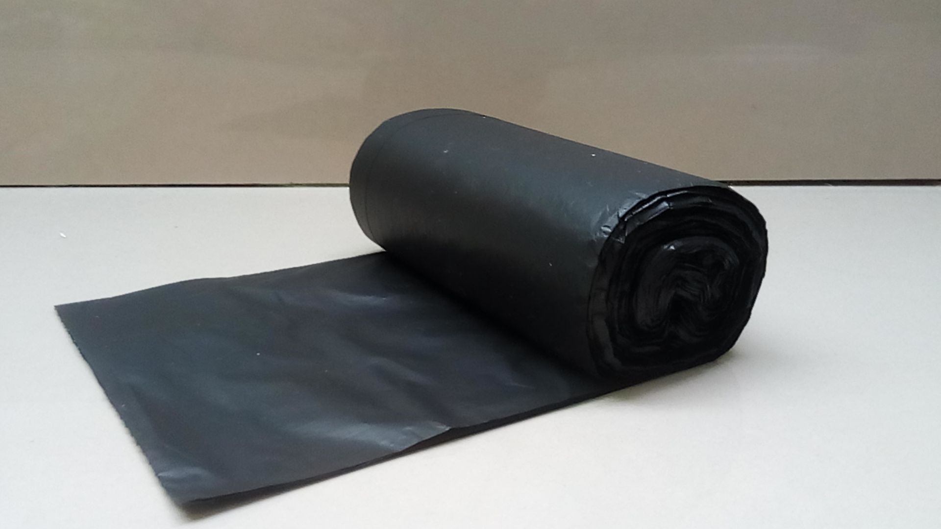 Beg sampah berwarna hitam