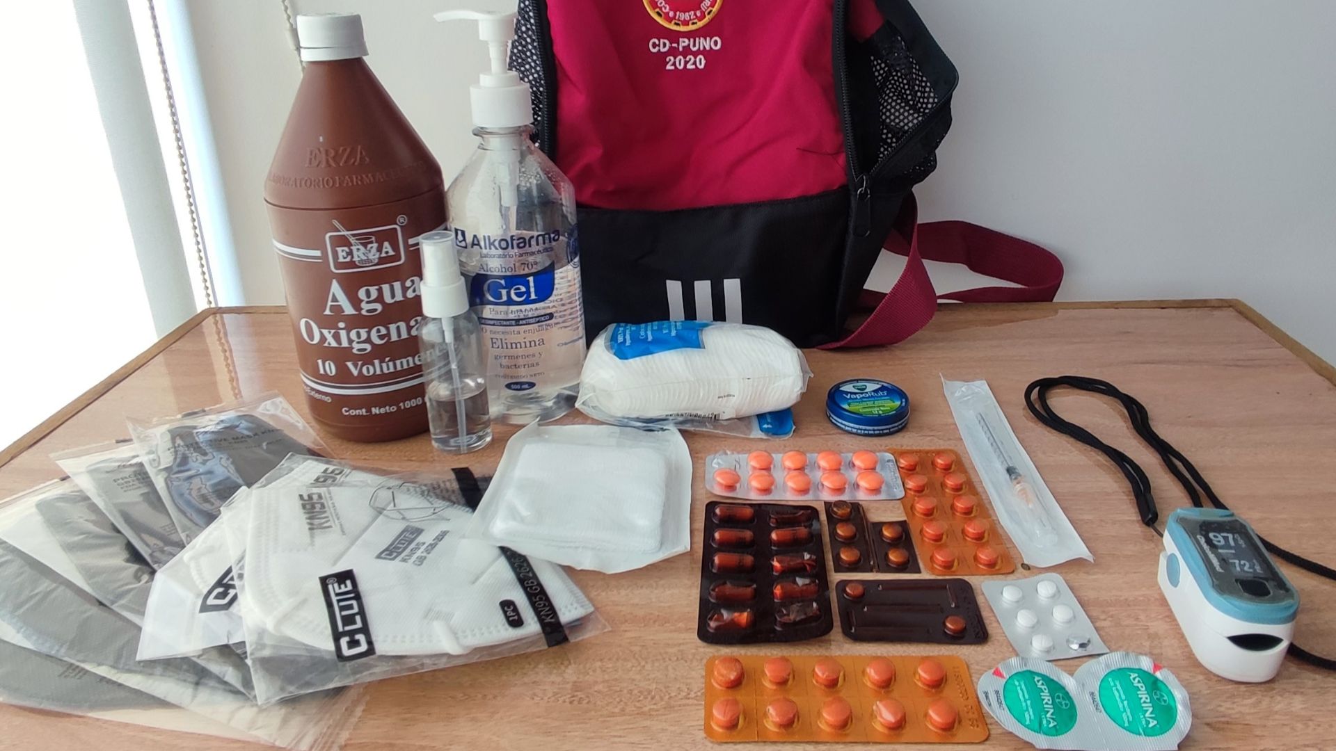 El botiquín es indispensable para una mochila de emergencia, se debe contar con agua oxigenada, alcohol en gel, alcohol, algodón, gasas, mascarillas, y pastillas como aspirina para la fiebre y dolor de cabeza, paracetamol para el dolor y fiebre, ibuprofen