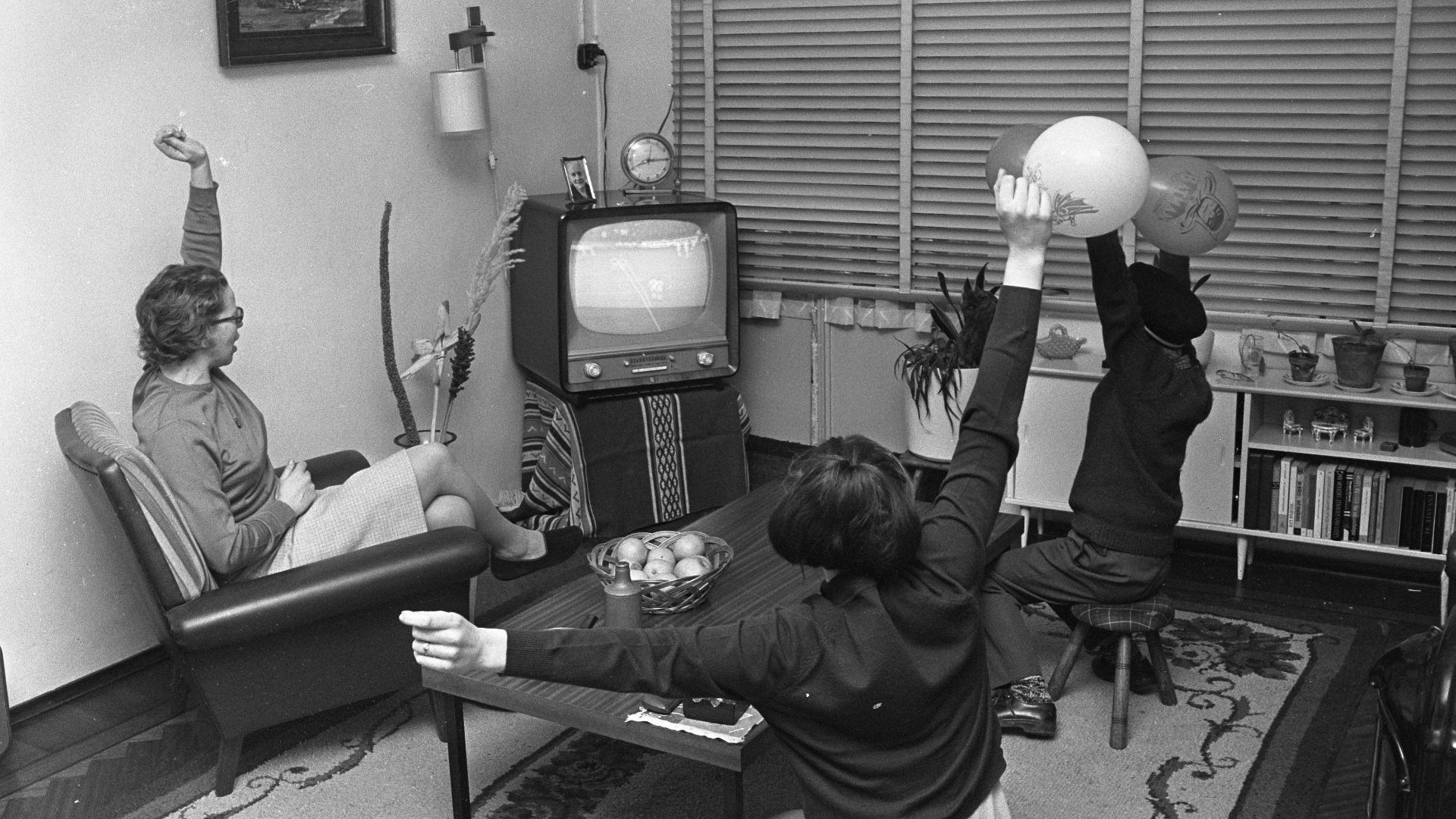 Collectie / Archief : Fotocollectie Anefo
Reportage / Serie : [ onbekend ]
Beschrijving : Ajax tegen Dukla Praag, spanning in de huiskamer bij de TV
Annotatie : Kwartfinale Europacup 1 in het Olympisch Stadion.
Datum : 1 maart 1967
Trefwoorden : huiskamer