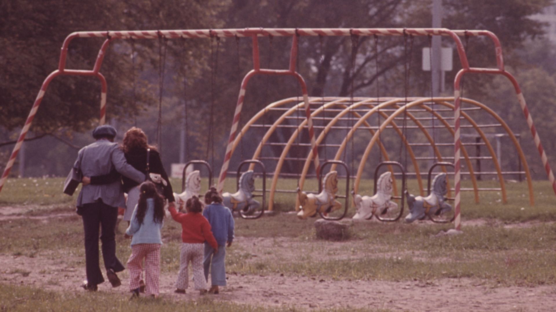File:YOUNG FAMILY IN A SOUTH SIDE CHICAGO PARK AT THE 35TH STREET BEACH. FROM 1960 TO 1970 THE PERCENTAGE OF CHICAGO... - NARA - 556290.jpg